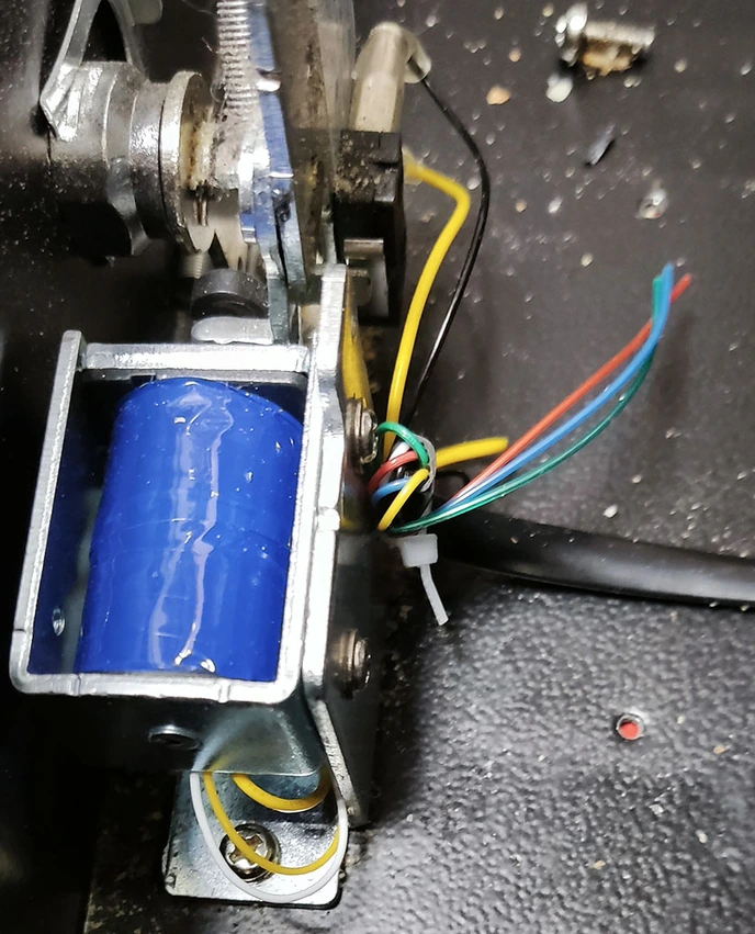 Соленоид подключается желтым и белым проводами